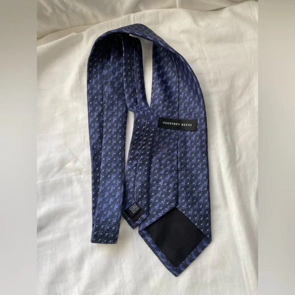 Geoffrey Beene Blue Small Geometric Pattern Silk Tie - Picture 5 of 6